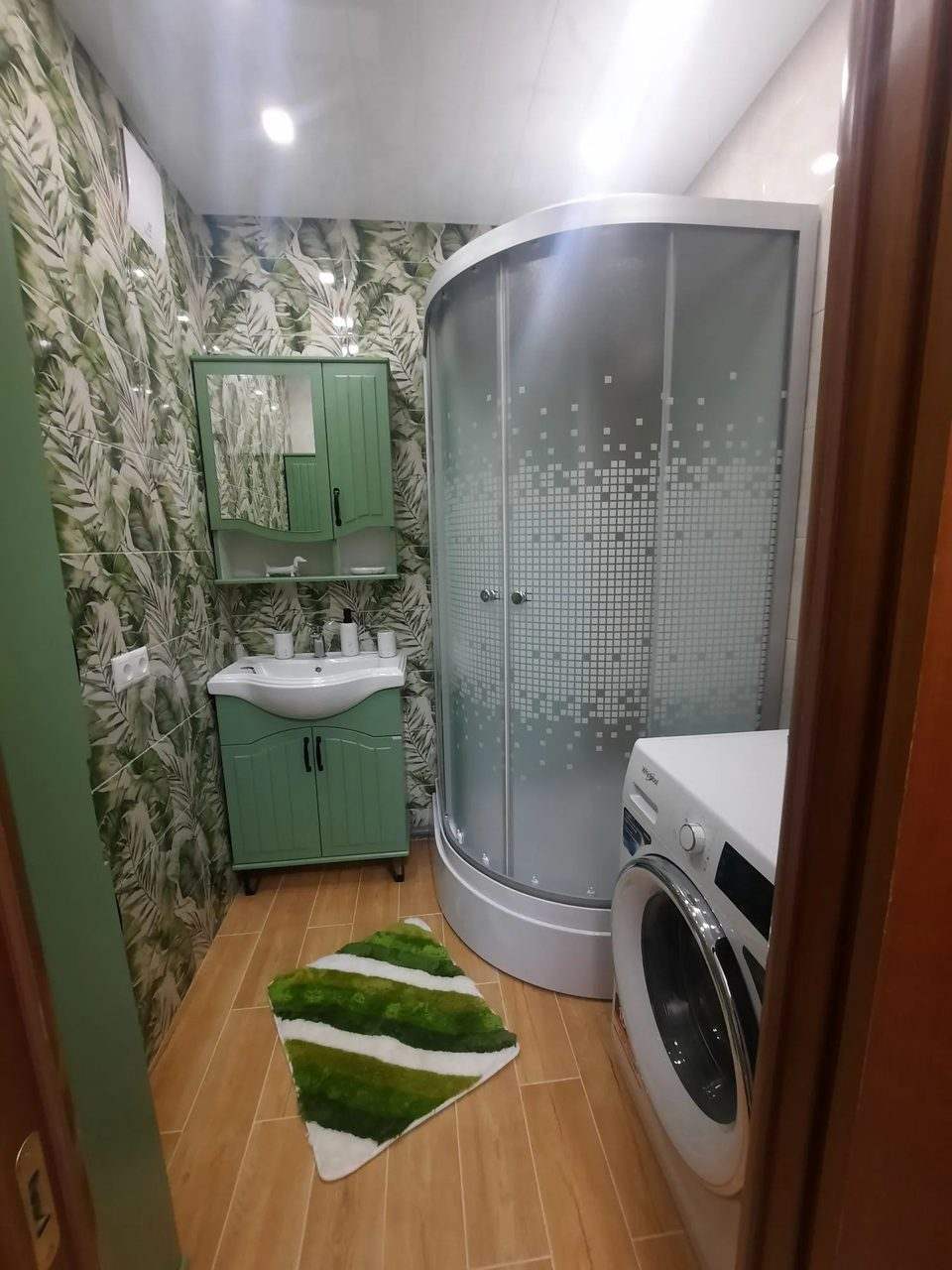 Душевая кабина и стиральная машина в одном санузле