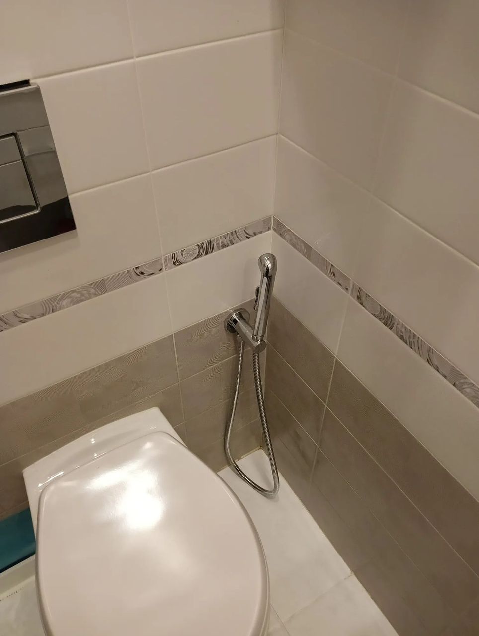Примыкание к стене крупным планом